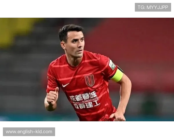 周定洋赛后向成都球迷致敬曾是蓉城队长的他感动全场